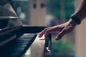 O peso das teclas do piano: Você sabe a importância?