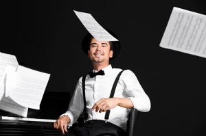 Tocar piano com ou sem partitura?