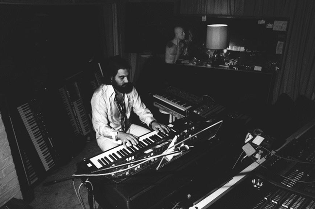 Vangelis tocando piano