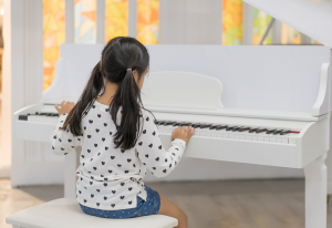 criança tocando sem partitura
