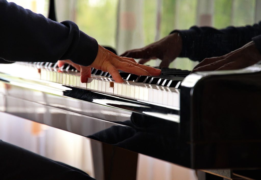 Pessoa tocando fuga no piano