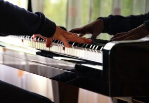Pessoa tocando fuga no piano