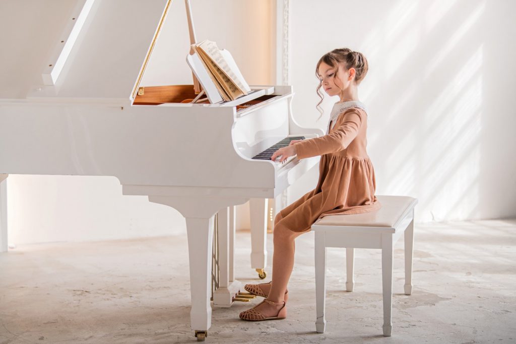 Criança tocando piano