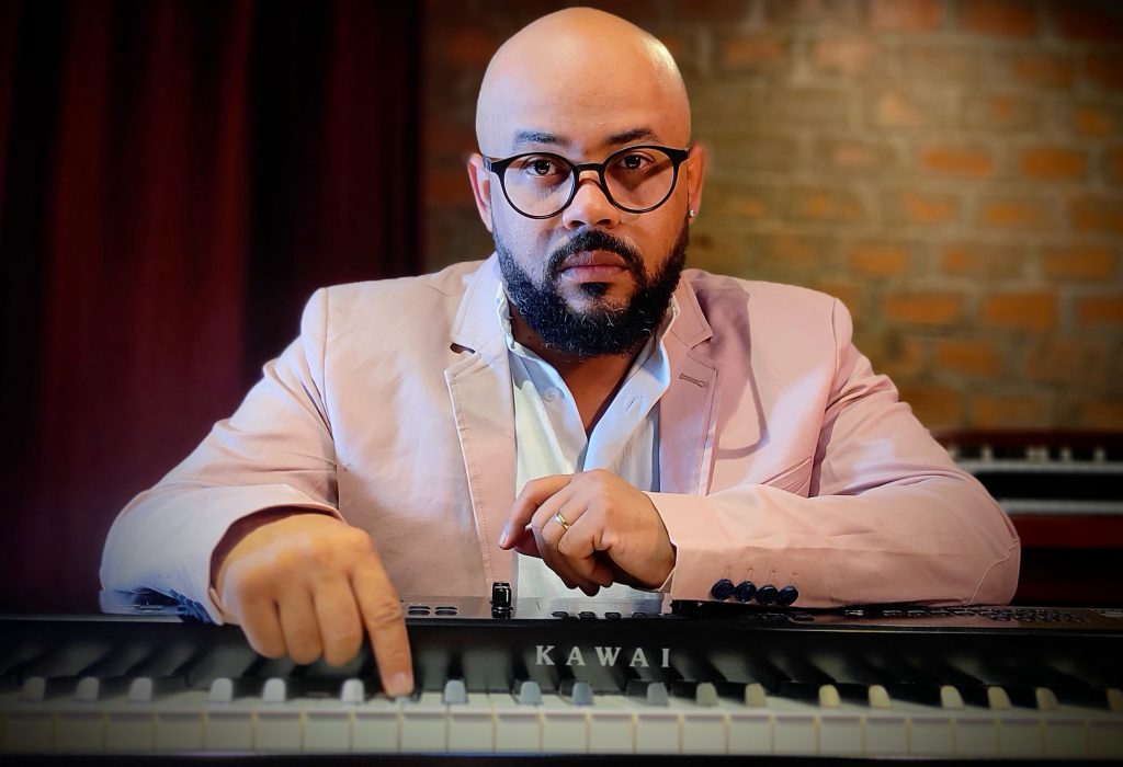 músico Michel Lima com Piano Kawai