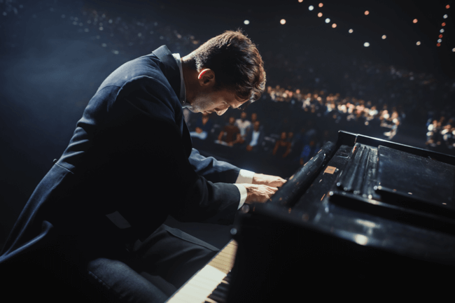 Pianista tocando sem partitura