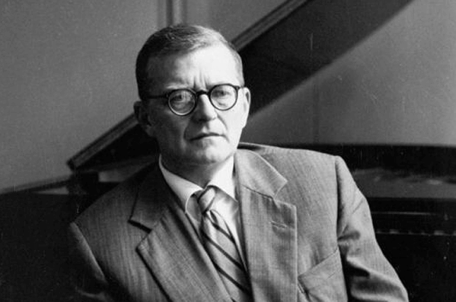Dmitri Shostakovich na frente de um piano
