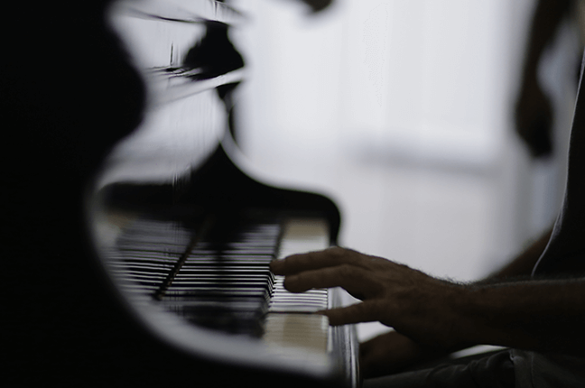 Estudos de piano para a mão esquerda
